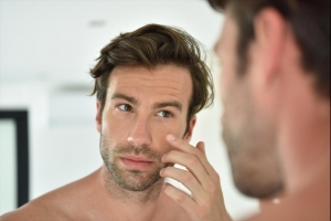 Trattamento viso e corpo per uomo: come prendersi cura di sé a casa
